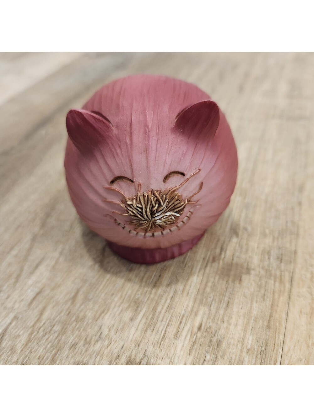 Home Grown Enesco Red Onion Smiling Cat Figurine 2005 Anthropomorphic Veggie